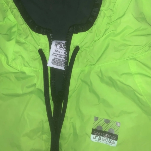 Pink vs windbreaker - Picture 3 of 3